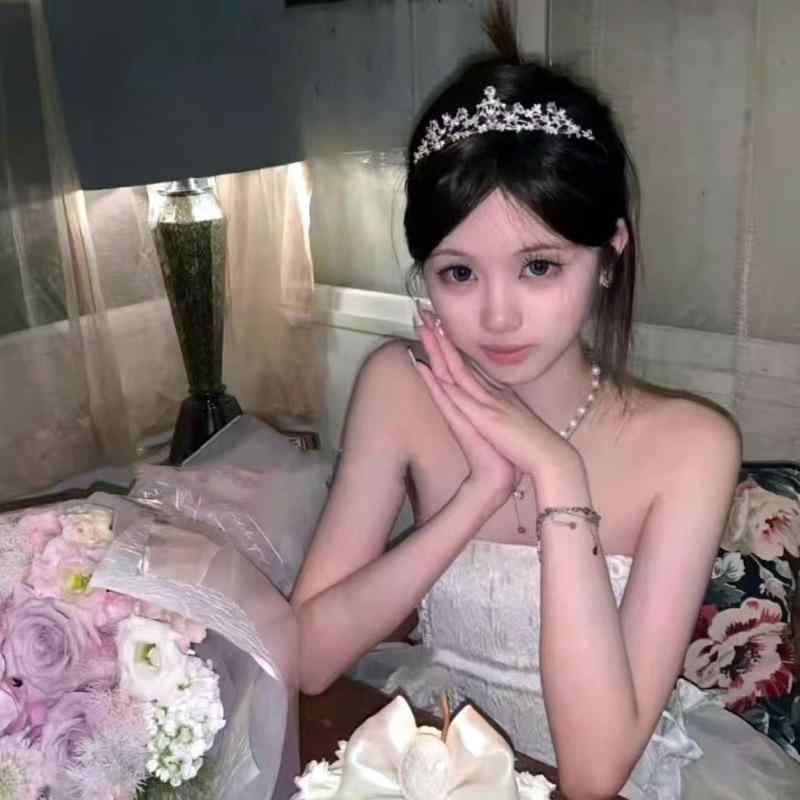 ヘアアクセサリー レディース ティアラ クラウン ブライダル ウェディング シルバー 結婚式 誕生日 パーティー 髪飾り 合金 電気メッキ加工 ラインストーン