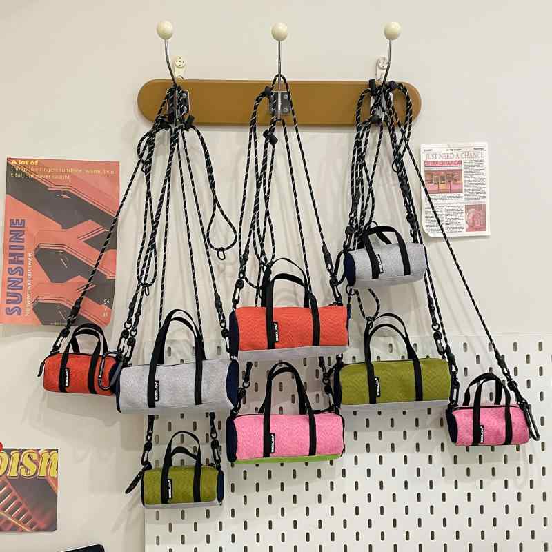 ショルダーバッグ レディース メンズ ストリート カジュアル ナイロン 斜めがけ 枕型 無地 大容量 小型..