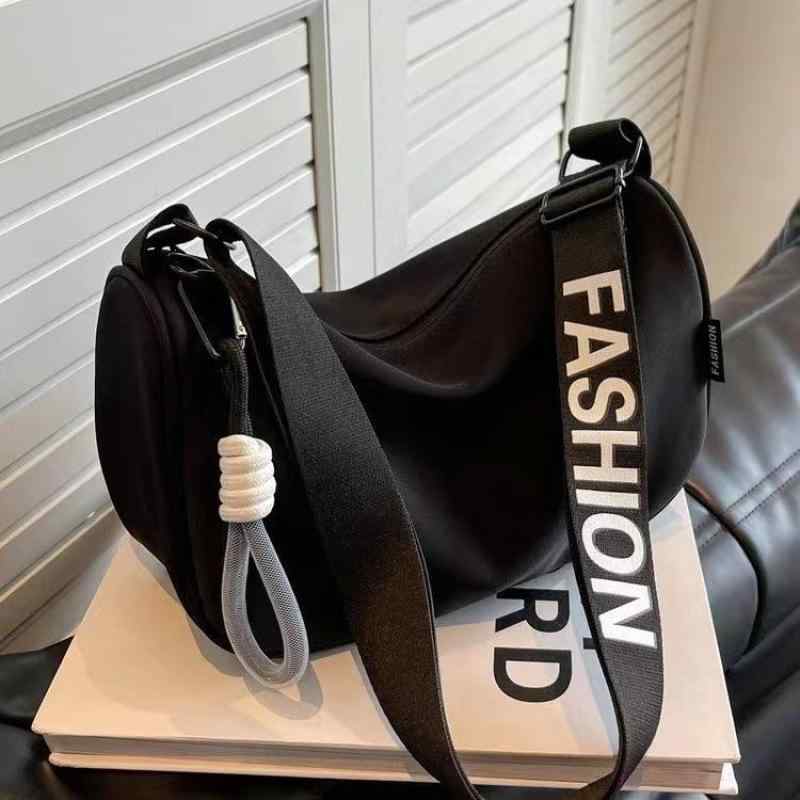 バッグ レディース 大容量 帆布 ナイロン ショルダーバッグ 斜めがけ 枕型バッグ 白 黒 カジュアル 旅行