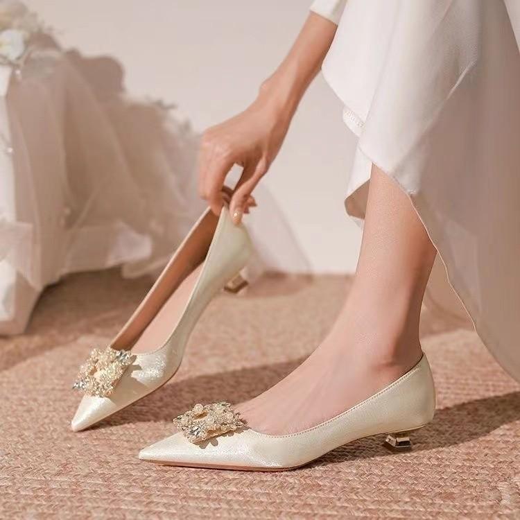 パンプス レディース ローヒール ポインテッドトゥ ウェディング ブライダル パーティー ベージュ 妊婦..