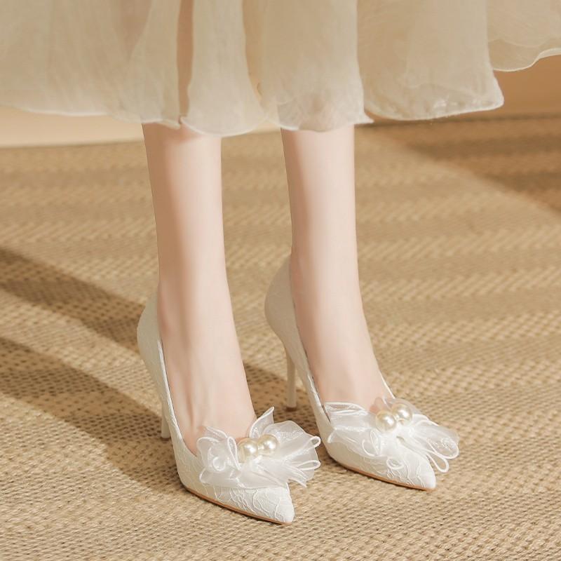 パンプス レディース ウェディングシューズ ポインテッドトゥ ピンヒール ラメ 結婚式 ブライダル 白 ..