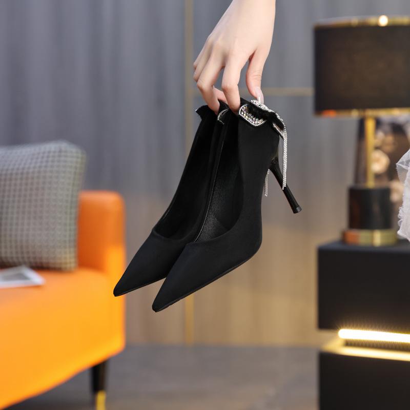 パンプス レディース ハイヒール ポインテッドトゥ ラインストーン スエード調 蝶結び リボン タッセル..