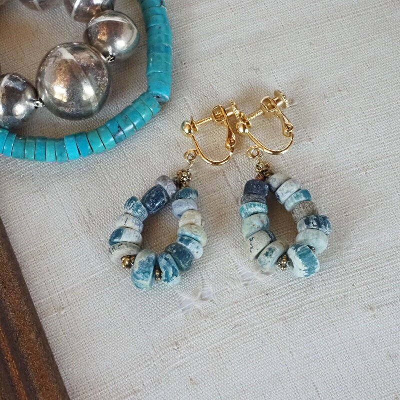 銀化したインドパシフィックビーズのイヤリング【送料無料】【ブルー】【銀化】【エスニック】【トンボ..