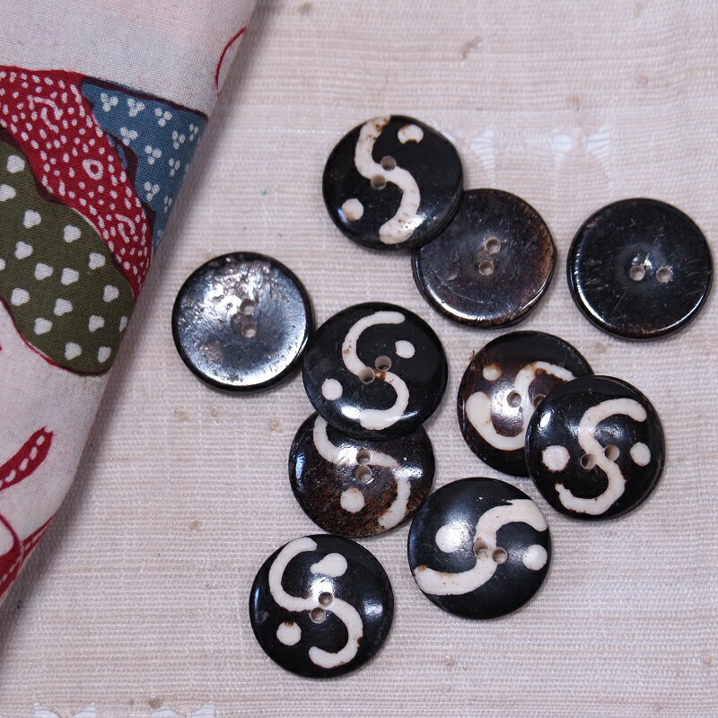 水牛の角のボタン（10個入）K-0005【送料無料】【ボタン】【水牛】【角】【ハンドメイド】【パーツ】【手作り】【手芸】【ビーズ】【エスニック】【krabi】【クラビ】