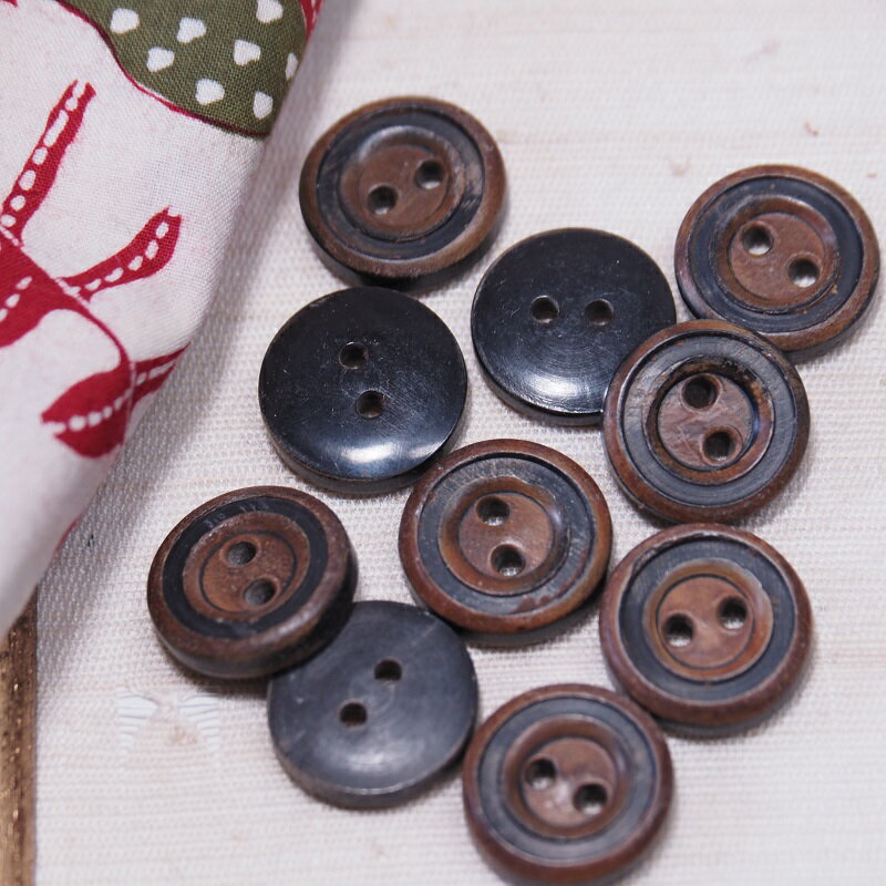 水牛の角のボタン（10個入）K-0006【送料無料】【ボタン】【水牛】【角】【ハンドメイド】【パーツ】【手作り】【手芸】【ビーズ】【エスニック】【krabi】【クラビ】