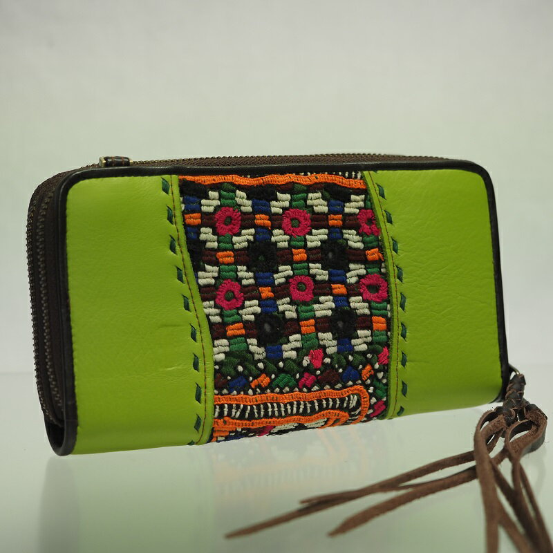 インドのミラーワーク刺繍古布×レザー長財布（ライトグリーン）【送料無料】【エスニック】【財布】【少数民族】【刺繍】【ミラーワーク】【革】【レザー】【ギフト】【ラッピング無料】【krabi】【クラビ】