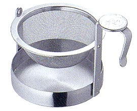 材質：18−8ステンレス サイズ：W103mm×D70mm×H77mm アミ式茶こしと受け皿が一体となり、 アミの部分が回転する便利な茶こしです。 こちらはミラータイプ(ステンレス)のLサイズになります。