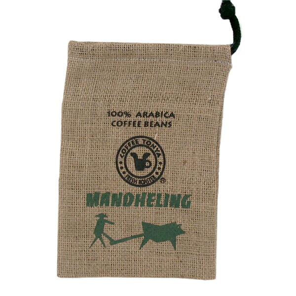 珈琲問屋のロゴが入ったかわいらしいオリジナルの麻袋です。 こちらは「Mandheling」の名とインドネシアの農作業風景をイメージしたイラスト入りの麻袋です。 コーヒーの生豆の保存用はもちろん、小物入れなどにもぜひどうぞ。 材質：麻 寸法：W160xH240(mm)　