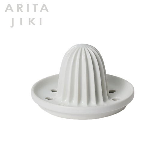 上品な質感のハンドジューサー カラー：アッシュホワイト 有田焼の高い成形技術によるシャープなエッジは目詰まりしにくく、絞りやすい形状のハンドジューサー（絞り器）です。果汁を余すことなく搾り取ります。 搾られた果汁が小さな穴を通して下に落ちていきます。ARITA JIKIのマグカップ、ティーマグカップの上にピタリと収まる作りになっています。 本品はマグと組み合わせて使うアクセサリーでもあります。 このシリーズにはマグのフタとしても使えるミニプレート、シンプルで中身が見える有田焼のコーヒードリッパー、そしてこちらのフルーツティーやドリンクが楽しめる磁器製のジューサーになります。マグと組み合わせてあなたの一息つく時間を、贅沢なひと時にしてくれます。 商品詳細 カラー：アッシュホワイト サイズ：直径8.5×高さ5.0cm 重量： 質感：さらさら（マット） 素材：磁器 備考：食器洗浄機OK、電子レンジOK ※急冷等は破損の可能性がありますのでご注意ください。 生産国：日本 ブランド：ARITA JIKI ARITA JIKI 暮らしに馴染むスタンダードは有田焼でした。 有田焼といえば絵付けを得意とする産地。そんな有田が、一見シンプルなシリーズを作りました。なぜ有田で作る必要があるのか。有田焼の特徴を語るとき、勿論絵付けもその一つですが、「かたち」。それを生み出す高い技術も有田焼の特徴だと考えます。100年先も使い続けられる。シンプルだけど飽きの来ない、時代に流されない長く使いたいもの。奇をてらわず生活の中にスッと溶け込んでいくうつわづくり。そんな想いでデザインされ、作られています。 職人技術の結集。 ARITAJIKIシリーズはデザイン、成形、型づくり、土づくり、焼成、絵付けなど、各分野のプロフェッショナルが協力し生み出されます。スッとカンナを当て、エッジをよりシャープに出すひと手間。長く培った感覚や技はミニマムな形状の中に脈々と活かされています。 有田焼をより長くお使い頂く為に以下の点にご注意下さい。 ・有田焼は全て職人の手仕事により作られます。個体差があり大きさ、色味、構図など若干違う場合がありますがご了承ください。 ・本製品は天然の天草陶石を使用しています。意図せず鉄分等が表面に見られる場合がありますが、素材の景色としてお楽しみ頂ければ幸いです。 ・電子レンジでお使い頂けますが、表面が高温の状態で冷たい水の中に入れ急冷すると割れの原因となりますのでお避け下さい。 ・食洗器でお使い頂けますが、「薄手」のものは水圧で振動し割れの原因となりますので、なるべく手洗いをお勧めしております。 ・強い衝撃は割れの原因となりますのでお避け下さい。 ・ご使用のパソコンのモニターによって、実際の商品と色柄が異なって見える場合があります。予めご了承下さい。