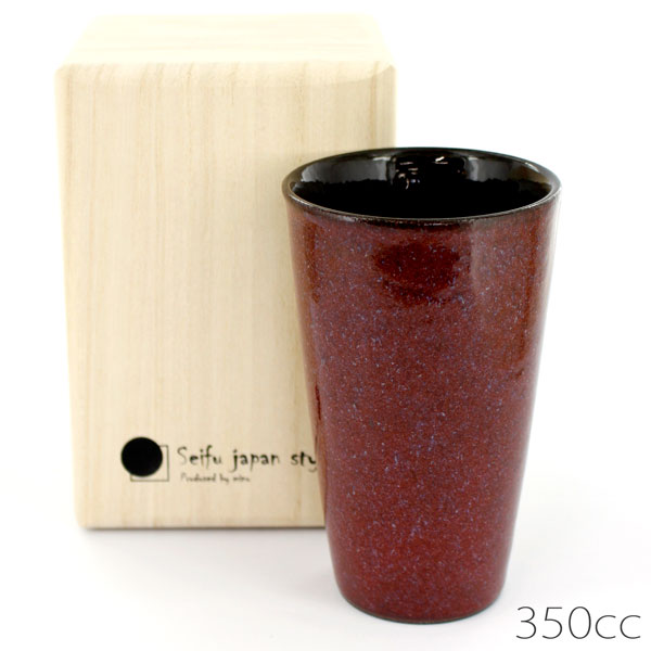 ギフトにも最適な木箱入の 安心の国産美濃焼・二層構造温冷カップ Seifu（Shigemichi Tabata） 350ml ボルドー（赤） 独特の風合いで太すぎず手になじむサイズ感のダブルウォールタイプの陶器です。 写真では表現しづらい素晴らしい深みのある色味を放っています。 また、手づくりのぬくもりと質感は、他で味わうことの出来ない至極の逸品です。 木箱入でギフトにおすすめできます。 保温・保冷性に優れた、二層構造を採用。 熱い飲み物を注いでもカップが熱くなりにくく手で持ちやすいのが嬉しいポイント。 逆に冷たいものを入れても結露しづらいので使い勝手がよく年中活躍してくれます。 食洗機使用可能 【美濃焼 清風シリーズ】 清風の匠、田畑繁道 田畑繁道が創り出す、うつわの魅力。 ひとつひとつ丁寧に仕上げられた、それぞれが個性ある表情。 素材を生かした、趣溢れる質感が心地よい手触り。 黒土の土感がビールの泡をきめ細やかに。 氷を入れてカランコロンと響く氷の音が至福の時間。 手仕事だから生みだせる、薄造り。 歴代引き継がれた匠の技をぜひ体感してみてください。 商品詳細 品番：TB-1052 カラー：ボルドー（赤） サイズ：直径8.5×高さ14cm 容量：350cc 重量：約365g（箱込み重量：590g） ※重量は個体差があります。予めご了承ください。 セット内容：カップ 1個（木箱入） 材質：陶器（美濃焼） パッケージ：木箱 注意と特徴：食洗機使用可能、電子レンジは不可 ブランド：AWASAKA/アワサカ シリーズ名：清風シリーズ 【本品の特性としてご了承ください】 器の特徴として、色ムラ、貫入、釉だれ、釉溜まり、陶器の原料となる土を使用したことによる鉄粉、銅版紙で絵付けされた商品の柄の濃淡、シワやかすれ、柄ずれ、窯変により釉薬や呉須の焼け方、流れ方、発色の変化などが生じる場合がございます。また、写真の光の当て方等により見た目がかなり変りますことをご了承ください。 ※本品は2重構造のため、底面に穴を塞いだようなポッチがございます。これは製造する際の空気の抜け道です。すべての製品にポッチがありますが、品質に問題はありませんので、予めご了承ください。