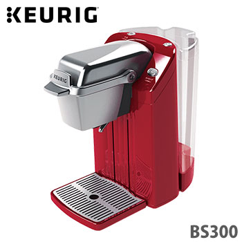 さらに進化したK-Cup専用 カプセル式コーヒーマシン KEURIG キューリグ BS300 キューリグコーヒーマシンに、K-Cupをセットしてボタンを押すだけ。 簡単操作で、誰がいれても「美味しい一杯」を作ることができます。 抽出量は、70-300mlまで、お好みの量を自由に調整していれることができます。 BS300こだわりの5つのポイント 【1】 電源ONから約30秒で抽出OK！クイックヒーター 忙しい朝でも短時間でおいしいコーヒーを。複数人数で飲用の場合、連続抽出も可能。 【2】 濃いめのコーヒーが抽出可能なストロングモードを搭載 お好みに応じて異なる味わいを可能にする、独自開発の抽出プログラムを搭載。 【3】 美味しさ引き出す　じっくりコントロール抽出 流速調整、蒸らしの強化、抽出スピードの繰り返し変化により濃厚なコクや香りを実現しました。 【4】 ケトル代わりにもなるお湯専用抽出口 専用抽出口からお湯を抽出。最大出湯量は300mLで、ケトル代わりにも。 【5】 大容量1.5Lの水タンク対応 オフィスでの使用にも便利な、1.5Lの大容量の水タンク。水を入れ替える手間が軽減できます。 商品詳細 ・型番：BS300 カラー：モーニングレッド タイプ：ドリップ式（水タンク脱着式） 電源：交流100V（50/60Hz共用） 消費電力：1350W サイズ：幅 約18.0cm×奥行 約31.8cm×高さ 約30.0cm 本体質量：約3.8kg 脱着式タンク容量：1.5L (最大水位目盛) 抽出量：70mL-300mL ※この抽出機は「KEURIG K-Cup」の専用抽出機です。 K-Cupは必ず規格にあったものをご使用ください。 通常のレギュラーコーヒーやインスタントコーヒーなどもご使用になれなせんので、ご注意ください。 ※この商品を使用できるのは日本国内のみです。海外では使用できません。 ※本商品は店舗在庫の無いお取り寄せ商品になります。配達日の期日指定も出来ません。メーカーの在庫状況によってはお時間をいただく場合がございます。予めご了承ください。