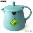 FOR LIFE Teabag Teapot カリフォルニアリビングを感じさせる ティーバッグのためのティーポット とても簡単にお茶を楽しめるティーバッグのためのティーポットです。 お茶の抽出が終われば、蓋を取らずにティーバッグを引いてポット内のレストに収まります。 蓋は落ちにくくスムーズに注げます。ティーポットは、お茶に最適の品質と機能を実現するために硬質陶器を使用しています。 お好みのティーバッグで静かな時間をお楽しみください。 商品詳細 カラー：青緑色（ターコイズブルー） サイズ：L13.3cm x W10.1cm x H12cm 重さ：396g 容量：354ml 素材 本体、蓋：鉛フリー、高温焼成硬質陶器 ストリングホルダー : シリコン 食器洗い機OK 注意事項 直接火にかけないでください。 洗浄時に研磨剤や金属製のスポンジなどは使用しないでください。 FORLIFE（フォーライフ）製品は食品に安全な素材を使用しています。 「暮らしに彩を」をコンセプトに1994年、アメリカ・ロサンゼルスで生まれたFORLIFE（フォーライフ）。 サンセットの赤、空と海の青、ライムのグリーンなど、カリフォルニアリビングを感じさせる鮮やかなカラーバリエーションが人気のティーウェアブランドです。 ※本製品はお取り寄せ品になる場合がございます。ご購入者様へのお届けにお時間をいただく場合がございます。また、同時購入品とのおまとめも出来ない場合がございます。予めご了承ください。