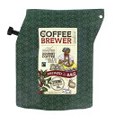 The COFFEE BREWER by GROWER'S CUP 単一農園のスペシャルティコーヒー コーヒーブリューワー by グロワーズカップは、コーヒー愛好家が、 好きな時に好きな場所でグルメコーヒーを自由に楽しめるようにと作られました。 COFFEE BREWERがあれば、自宅でも、旅行先でも、仕事中でも、 大学にいるときでも、休みの日でも、アウトドアでも、 最高においしいコーヒーが味わえます。 必要なのはお湯だけ。マシンも、後片づけも必要なし。 面倒なことは一切ありません！ ※グルメコーヒーとは、プレミアムコーヒーやスペシャルティコーヒーとも呼ばれています。 生豆が選別され、その豆に最も適した精選・ローストがなされ、正しく抽出されたコーヒーの事です。 個性豊かな産地・農園の味を正確に伝えているコーヒーです。 ※COFFEE BREWER（容れ物）+ GROWER'S CUP（中身のコーヒー粉） The COFFEE BREWER by GROWER'S CUP ブラジル・アスカリーベ GR-0953 アスカリーベ組合のあるミナスジェライス州のマンチケイラという地域は、 高品質のコーヒー豆を栽培するのに理想的な環境です。 ここで彼らは持続可能な高品質のコーヒー豆の栽培に専心しています。 このコーヒーは通常行うよりも入念に焙煎しており、非常に強いボディー感が特徴です。 ローストの強いコーヒーが好きな方におすすめです。 ナッツとダークチョコレートのようなリッチな風味が漂います。 農園・都市：アスカリーベ組合/ミナスジェライス州 コーヒー：100％アラビカコーヒー（ブラジル産） フェアトレード認証 処理方式：非水洗式 標高：900-1600m 商品詳細 名称：レギュラーコーヒー 内容量：20g（粉コーヒー）2cup 挽き方：中挽き 原材料名：コーヒー豆（豆生産国：ブラジル） 原産国名：デンマーク パッケージサイズ（約）：タテ189×ヨコ160×厚10mm パッケージ重量：36g 単一農園物のスペシャルティコーヒー GROWER'S CUPは、単一農園産のスペシャルティコーヒーだけを使用しています。 そしてどのコーヒーも、最高級のグルメコーヒーに分類されるものばかりです。 購入先のコーヒー農園や協同組合の情報は裏ラベルやホームページに明記しました。 これは、ワインの瓶に原産地が書いてあるのと同じように、協力してくれている原産地を示したものです。 コーヒーの原産地を知っておきたい気持ちはよくわかります。 その気持ちに応えるため、ブランド名を「Grower's Cup（生産者からの一杯）」としました。 職人たちによる丁寧な焙煎 一杯一杯のコーヒーに細心の注意と最大の敬意とを払うため、 私たちは世界中から最高級のコーヒー豆を買い求めました。 豆を焙煎するには、コーヒーとその原産地とが本来持っている特徴をよく知った上で、 ユニークで興味深く、心地の良いテイストを引き出してやらなければなりません。 どんなコーヒーにも、焙煎によって引き出すことができる「DNA」があるというのが、私たちの考え方です。 優れた抽出用バック COFFEE BREWERがリッチなテイストのコーヒーを抽出できる「秘密」は、従来の発想をくつがえすような革新的な技術にあります。フィルターには、ドリップとフレンチプレスの最も優れた点が組み合わされました。 コーヒーの粉に直接お湯を注ぐのは、実は、粉にお湯を通してアロマを抽出するのに最も効果的な方法だからです。 実際、沸騰したお湯をゆっくりと回し注いで、そのまま待っていると、コーヒーの粉がふくらみ、泡が立ってきます。 そして2分から6分で、フレンチプレスでいれたようなリッチでコクのあるコーヒーが抽出されます。 さらにこのフィルターは、一杯分をいれたところで抽出プロセスが停止するように工夫がされています。 こうすることで、フレンチプレスではよくある、「最後の」一杯が苦くなるようなことをなくしました。 開けてお湯を注げばできあがり これほど簡単に2杯分のグルメなコーヒーがいれられる方法はほかにないでしょう。 バッグにお湯を注いで、2分から6分待てばできあがりです。 COFFEE BREWERは、ぴったりと好みに合ったコーヒーをいれられるようにデザインされています。 濃いコーヒーを飲みたいときには、お湯の量を減らすか、抽出時間を長くしてみてください。マイルド な味が好きな方は、お湯を増やすか、抽出時間を短くするといいでしょう。 パッケージには適量の目安が印刷されているので初めてでも迷わず淹れられます。 再使用も可能！ COFFEE BREWERは、外側の紙パックが濡れてしまわない限り、何回でも再使用が可能です。 使った後で出がらしを捨て、フィルターをすすぎ洗いしてから、新しく粉を入れてください。 なお、再使用の前にはバッグをよく乾かしておくことをお勧めします。 COFFEE BREWERは、内側をポリエチレン加工した紙製（間伐材を使用）です。 基本的な作りは、牛乳パックと同じです。 包装にはアルミニウムを使わず、最大限に環境に配慮したデザインにしました。