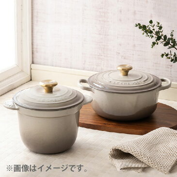 ● 【日本正規代理店品】【限定色】LE CREUSET ル・クルーゼ シグニチャー ココット・ロンド 18cm ナツメグ （ゴールドツマミ）21177182100441 【ルクルーゼ 両手鍋 グレージュ IH対応鋳物 ホーロー なべ ナベ キャセロール キッチン おしゃれ 人気 ギフトとして】