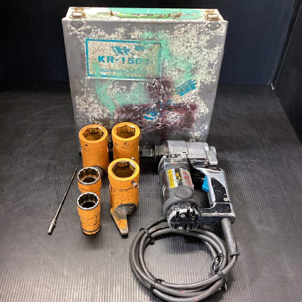 ご覧いただきありがとうございます TONE KR-1501 シャーレンチ 建方1番 鉄骨仮締用です ※商品説明要確認 状態：中古（動作確認済） ・本体+ケース+ソケット ・商品の傷、汚れは写真にてご確認ください ・動作環境がない為、簡単な動作確認のみで高負荷での動作は確認していません ・M22とM24のソケットが付いていますが、M24ソケットは本機の適用ボルトではありません ・付属品は写真をご確認ください ・商品は写真に写っているものが全てです ・店頭併売につき、品切れの際はご了承ください スペック 使用電圧:100V　50/60Hz 最大電流:13.5A 無負荷回転数:100rpm 精度:+-15％ 適用ボルト:M20M22 重量4.5KGご覧いただきありがとうございます TONE KR-1501 シャーレンチ 建方1番 鉄骨仮締用です ※商品説明要確認 状態：中古（動作確認済） ・本体+ケース+ソケット ・商品の傷、汚れは写真にてご確認ください ・動作環境がない為、簡単な動作確認のみで高負荷での動作は確認していません ・M22とM24のソケットが付いていますが、M24ソケットは本機の適用ボルトではありません ・付属品は写真をご確認ください ・商品は写真に写っているものが全てです ・店頭併売につき、品切れの際はご了承ください スペック 使用電圧:100V　50/60Hz 最大電流:13.5A 無負荷回転数:100rpm 精度:+-15％ 適用ボルト:M20M22 重量4.5KG
