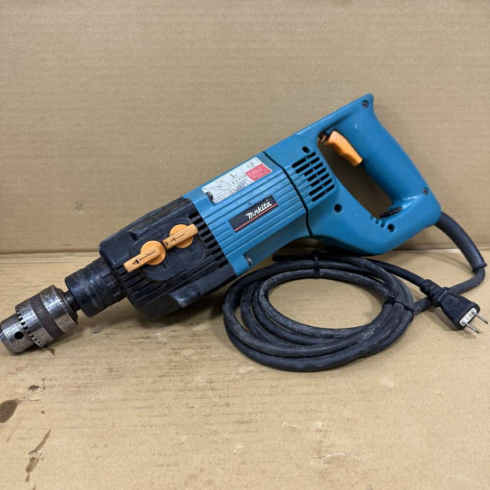 ご覧いただきありがとうございます 【安心の7日間保証付】 makita 120mmダイアヤコア振動ドリル 状態：中古　動作確認済 その他外装等は画像をご確認いただき是非ご検討よろしくお願いします。 また店頭併売も行っておりますので品切れの際はご了承ください。 また当店舗がお近くの場合は実機確認も踏まえてご来店をおすすめしております。 ※商品到着より7日間の初期保証がございます。ご安心してご検討下さい。 ※高額品につき必ず商品到着後の動作確認を上記の期間内にお願いいたします。 ※当社はTOOLBOXは株式会社セキチューの運営する中古工具販売店です。 ※【古物商許可証】 群馬県公安委員会許可 第421032022078号ご覧いただきありがとうございます 【安心の7日間保証付】 makita 120mmダイアヤコア振動ドリル 状態：中古　動作確認済 その他外装等は画像をご確認いただき是非ご検討よろしくお願いします。 また店頭併売も行っておりますので品切れの際はご了承ください。 また当店舗がお近くの場合は実機確認も踏まえてご来店をおすすめしております。 ※商品到着より7日間の初期保証がございます。ご安心してご検討下さい。 ※高額品につき必ず商品到着後の動作確認を上記の期間内にお願いいたします。 ※当社はTOOLBOXは株式会社セキチューの運営する中古工具販売店です。 ※【古物商許可証】 群馬県公安委員会許可 第421032022078号