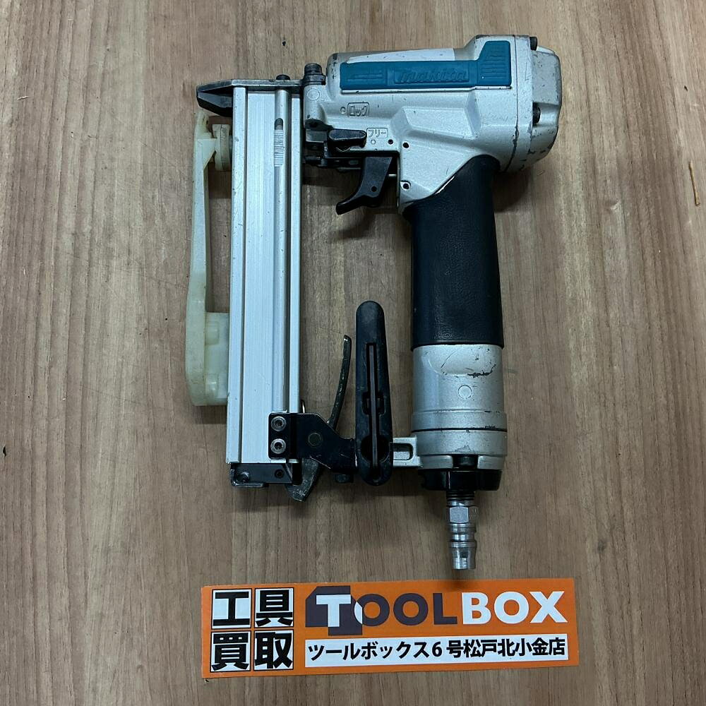 ご覧いただきありがとうございます 【安心の7日間保証付】 【中古】makita 常圧エアタッカ AT425Aです 状態：中古品 ・本体のみ。ケース等その他付属品はありません。 ・J線4mmx13～25mm ・動作確認済み。打込み・深さ調整確認済み。 ※その他点検不足な所ある可能性がございますのでご了承下さい 中古品に付き傷・汚れがあります。 商品は写真に写っているものが全てです。 その他外装等は画像をご確認いただき是非ご検討よろしくお願いします。 また店頭併売も行っておりますので品切れの際はご了承ください。 ※商品到着より7日間の初期保証がございます。ご安心してご検討下さい。 ※高額品につき必ず商品到着後の動作確認を上記の期間内にお願いいたします。 ※当社はTOOLBOXは株式会社セキチューの運営する中古工具販売店です。 ※【古物商許可証】 群馬県公安委員会許可 第421032022078号ご覧いただきありがとうございます 【安心の7日間保証付】 【中古】makita 常圧エアタッカ AT425Aです 状態：中古品 ・本体のみ。ケース等その他付属品はありません。 ・J線4mmx13～25mm ・動作確認済み。打込み・深さ調整確認済み。 ※その他点検不足な所ある可能性がございますのでご了承下さい 中古品に付き傷・汚れがあります。 商品は写真に写っているものが全てです。 その他外装等は画像をご確認いただき是非ご検討よろしくお願いします。 また店頭併売も行っておりますので品切れの際はご了承ください。 ※商品到着より7日間の初期保証がございます。ご安心してご検討下さい。 ※高額品につき必ず商品到着後の動作確認を上記の期間内にお願いいたします。 ※当社はTOOLBOXは株式会社セキチューの運営する中古工具販売店です。 ※【古物商許可証】 群馬県公安委員会許可 第421032022078号