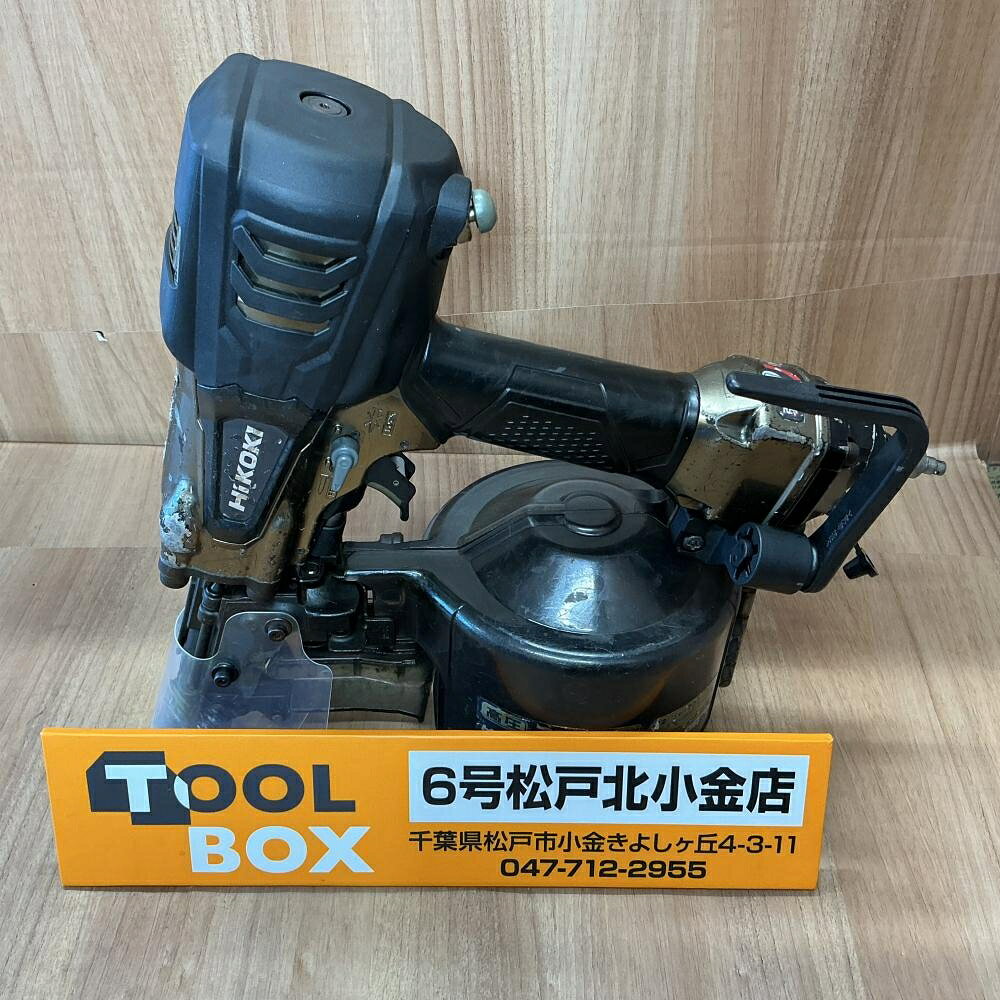 ご覧いただきありがとうございます 【安心の7日間保証付】 HiKOKI NV75HR2(S) 75mm高圧ロール釘打ち機（パワー切替付き） です 状態：中古品 動作確認済み、打込み、深さ調整、パワー切替、エアダスタ、確認済みです エア漏れもありません ※その他点検不足な所ある可能性がありますのでご了承ください 写真に写っているものが全てです（付属品なし） その他外装等は画像をご確認いただき是非ご検討よろしくお願いします。 また店頭併売も行っておりますので品切れの際はご了承ください。 また当店舗がお近くの場合は実機確認も踏まえてご来店をおすすめしております。 ※商品到着より7日間の初期保証がございます。ご安心してご検討下さい。 ※高額品につき必ず商品到着後の動作確認を上記の期間内にお願いいたします。 ※当社はTOOLBOXは株式会社セキチューの運営する中古工具販売店です。 ※【古物商許可証】 群馬県公安委員会許可 第421032022078号 楽天（キャッチコピー） 工具買取TOOLBOX6号松戸北小金店ご覧いただきありがとうございます 【安心の7日間保証付】 HiKOKI NV75HR2(S) 75mm高圧ロール釘打ち機（パワー切替付き） です 状態：中古品 動作確認済み、打込み、深さ調整、パワー切替、エアダスタ、確認済みです エア漏れもありません ※その他点検不足な所ある可能性がありますのでご了承ください 写真に写っているものが全てです（付属品なし） その他外装等は画像をご確認いただき是非ご検討よろしくお願いします。 また店頭併売も行っておりますので品切れの際はご了承ください。 また当店舗がお近くの場合は実機確認も踏まえてご来店をおすすめしております。 ※商品到着より7日間の初期保証がございます。ご安心してご検討下さい。 ※高額品につき必ず商品到着後の動作確認を上記の期間内にお願いいたします。 ※当社はTOOLBOXは株式会社セキチューの運営する中古工具販売店です。 ※【古物商許可証】 群馬県公安委員会許可 第421032022078号 楽天（キャッチコピー） 工具買取TOOLBOX6号松戸北小金店