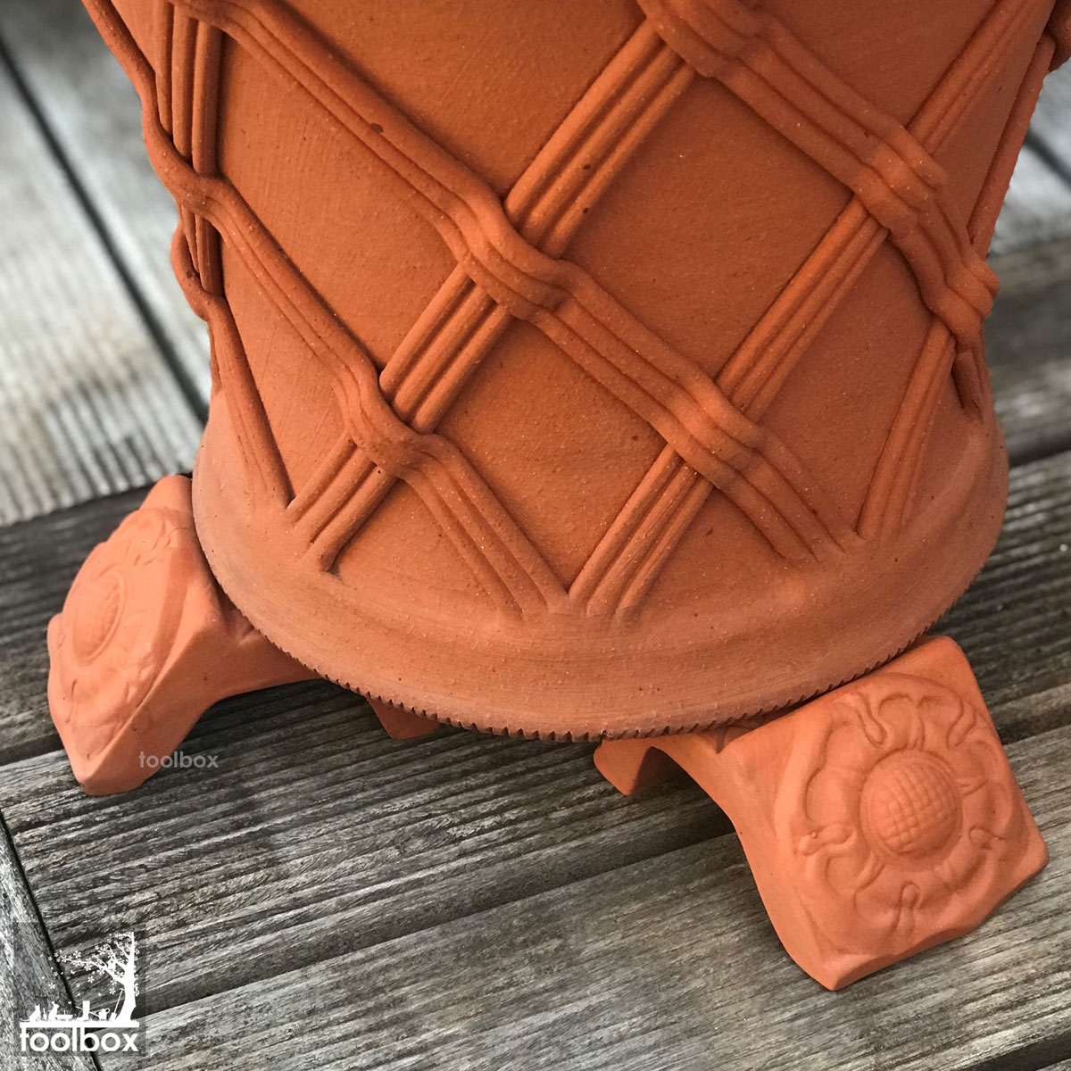 直輸入 3個セット 英国（イギリス）製 テラコッタ【チューダー ローズのポットフィートTudor Rose Pot Feet」】イングランド 花紋 ポットフット 足台 鉢置き 鉢足 鉢台のサムネイル