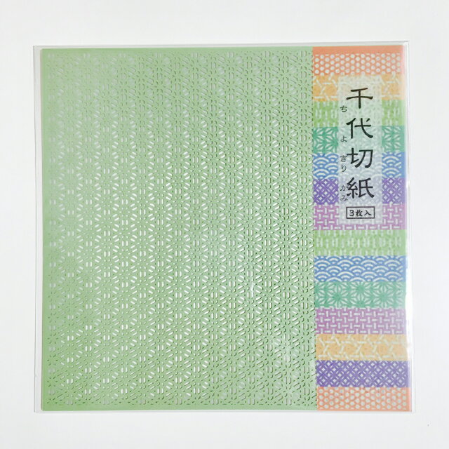一枚一枚精巧にカッティングされた日本の文様がとってもステキ ! レーザー加工技術を駆使して作られた、信じられないほど美しく繊細な折り紙です。健康と長寿を祈る『胡麻 (ごま)』の文様が3枚入り。折り紙としてはもちろん、熨斗のようにくるりと巻いてラッピングに使えば、もらった人の驚く顔が目に浮かびますサイズ: H150mm×W150mm入数: 3枚 (同色同柄)素材: 紙※ より多くのお客様にご購入いただけるよう お一人様 3 点まで の販売とさせていただきます。 ※ 品切れの場合の次回入荷は未定となります。また、ご予約等はお受け致しておりません。大変申し訳ございませんが、ご了承お願い申し上げます。