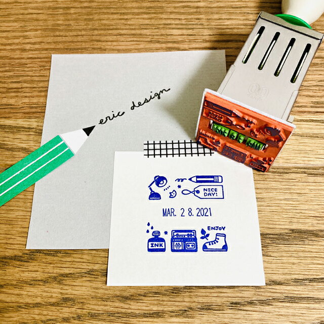 とびきりかわいい DATE STAMPER !回転させて日付を印字できるサンビーの定番品『日付印』人気の eric デザインに、ちんまりかわいいSサイズが仲間入りです。ノートと鉛筆のシンプルなイラストがとってもキュート ! 昔ながらの事務用品ならではの雰囲気と機能性を兼ね備えたスタンプに、eric 作品のどこか懐かしくて愛らしい小さな世界がとってもお似合いです。手帳やノート作りにはもちろん、ラッピングやバースデーカードのワンポイントなどにも大活躍しそうです。日付の部分を空けて押せば、メッセージを書き込むこともできちゃいます。文房具のプチギフトにさりげなく押しても良いですね。パッケージサイズ :] H45mm×W45mm×長さ157mm本体サイズ : H37mm×W37mm×長さ150mm印面サイズ : H36mm×W36mm仕様 : 月(英語) / 日(数字) / 年(数字・西暦)　※サンビーC型 年号1連式 本西暦タイプ素材 : ラバー・ステンレス・樹脂　