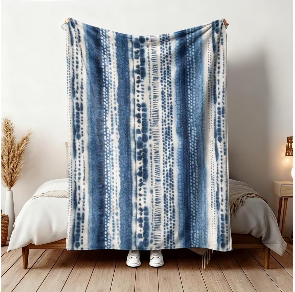 商品情報サイズ・重量75×100cm：約345g100×125cm：約525g125×150cm：約725g150×200cm：約1085g素材ポリエステル100％生地フランネル（毛玉ができにくい）シーズンオールシーズン用途ひざ掛け・お昼寝・冷房対策・防寒洗濯洗濯機洗い可生産国日本濃淡ブルー ドット ストライプ プレゼント 子供 友達 母の日 父の日 夫婦 カップル ブランケット 毛布 ギフト ひざ掛け 贈り物 ふわふわ キャンプ 昼寝 ソファ あったか 洗える 冷房対策 柔らか 75×100cm　100×125cm　125×150cm　150×200cm ブランケット 毛布 ギフト ひざ掛け 父 母 祖母 祖父 安心 ぬくもり 大切な人への贈り物 5