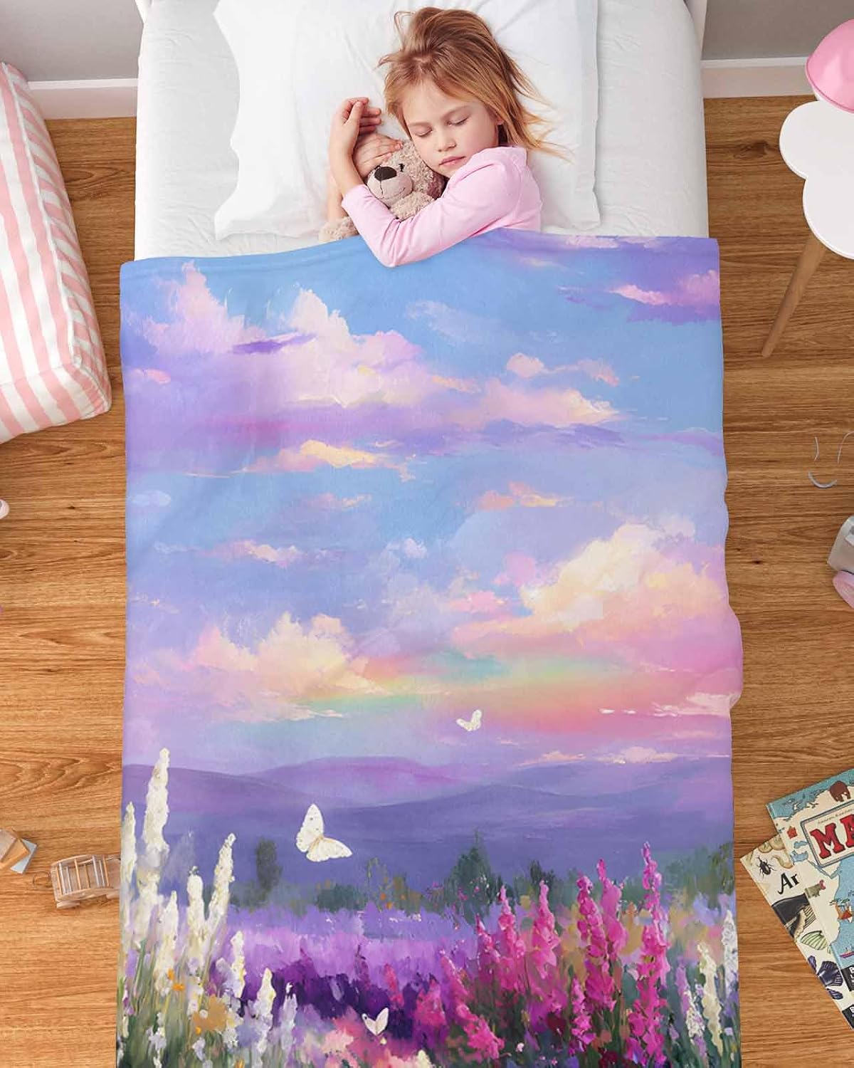 商品情報サイズ・重量75×100cm：約345g100×125cm：約525g125×150cm：約725g150×200cm：約1085g素材ポリエステル100％生地フランネル（毛玉ができにくい）シーズンオールシーズン用途ひざ掛け・お昼寝・冷房対策・防寒洗濯洗濯機洗い可生産国日本花 春 ラベンダー 油絵 プレゼント 子供 友達 母の日 父の日 夫婦 カップル ブランケット 毛布 ギフト ひざ掛け 贈り物 ふわふわ キャンプ 昼寝 ソファ あったか 洗える 冷房対策 柔らか 75×100cm　100×125cm　125×150cm　150×200cm ブランケット 毛布 ギフト ひざ掛け 父 母 祖母 祖父 安心 ぬくもり 大切な人への贈り物 5