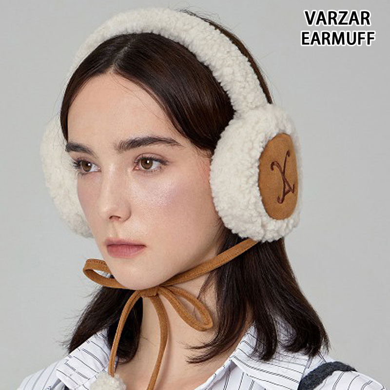 女性らしいシェルパファー 「VA Curved Logo Sherpa Fur Earmuff」 滑らかでモコモコとしたファーで温かみのある表情が特徴のイヤーマフ。 耳あて部分はコントラストの効いたデザインで女性らしくガーリーな雰囲気に仕上がっています。 イヤーマフとしてはもちろん、首に掛けて着こなしのアクセントとしても◎ ストリートスタイルをはじめシーン、ジャンルを問わず合わせやすいアイテムです。 ■VARZAR（バザール） 「VARZAR（バザール）」は、シーズンごとにテーマを設け、様々な文化と事柄を自分たちの視点から再解釈し、 デザインに落とし込むヘッドウェア専門ブランド。サイドのスタッズロゴや、フロントのブランドロゴ刺繍など、 シンプルな中にもエッジの効いたデザインがポイント。 エアポートファッションなど多くの著名人が着用していることで話題の注目ブランドです。 ※こちらの商品は並行輸入品となります。 サイズ/FREE 大きさ/56～60 カラー 3-クリーム(1693) 素材：ポリエステル100% ※製造工程の過程による、小さなほつれ、微小な縫製のずれなどの 返品対応は致しかねます。ご了承ください。