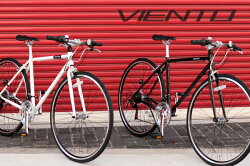 【自転車単品】自転車クロスバイク700c軽量クロスバイク700C18段変速ギアシマノ18段変速クロスバイク白黒ホワイトブラックシンプル自転車クロスバイク自転車26インチと27インチの中間メンズレディースMCR7018-53-【RCP】