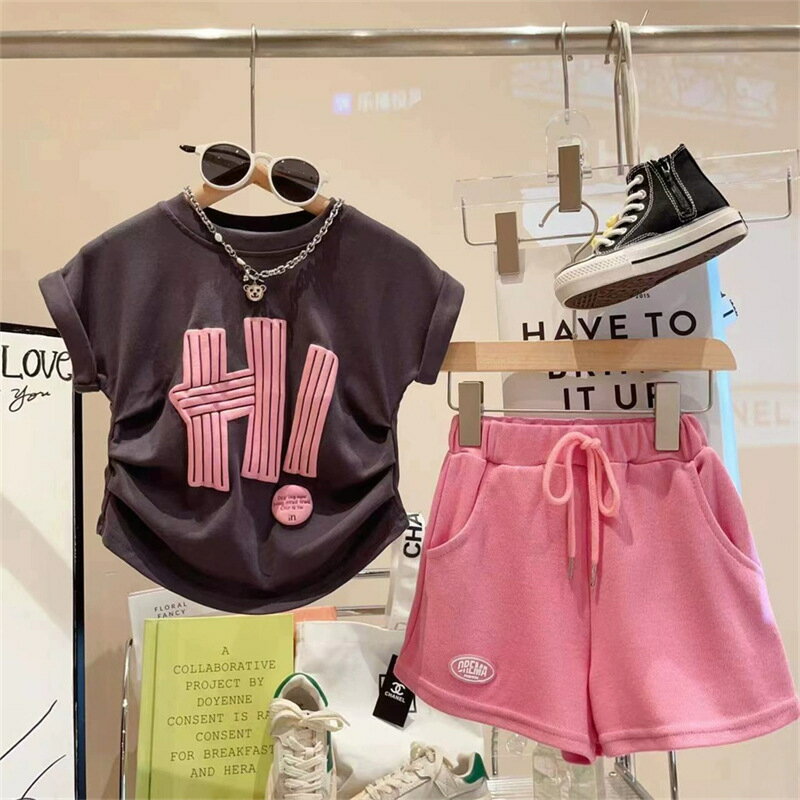 【送料無料】2024夏 子供服 女の子 新作 休暇 子供らしい風 印刷 不規則 Tシャツ + ピンク ショートパンツ セット