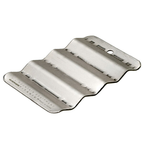 チタン製の洗濯板。どんな長い出張・旅行でも着替えは1組しか持っていかず洗面所で洗濯して着まわすスタイルの方に。または、自宅でちょっとした手洗いの時に。もみ洗いより洗濯板を使った方が格段に汚れが落ちます。サイズ：45×75mm質量：16g素材...