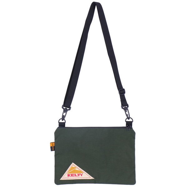 ※北海道・沖縄へは発送できません、ご注文はキャンセルになります。 サコッシュ風フラットポーチ。中には3つに仕切られたポケットがあり、1つ1つがちょうど携帯電話が入るくらいの大きさです。バッグは長財布も入る大きさ。生地はインビスタ社製の500Dコーデュラナイロンを使用。ナイロンは引き裂き強度・耐摩耗性に優れている生地です。また、ナイロンそのものの撥水性に加え、裏側にポリウレタンコーティングを施してあるので、完全にとは言えませんが水の侵入を防いでくれます。生地の裏が見えないように210Dポリエステルの裏地が付いており、万が一PUコーティングが劣化しても使えるようになっています。ファスナーは世界中から高い評価を受けているYKK製の別注の物を使用しており開閉がとてもスムーズです。サイズ：H18×W26×D1cm素材：コーデュラナイロン100% ※上の画像は色違いの商品です。 SKU: kelty-32592144-ol &nbsp; &nbsp; 最終更新: 2025-09-08 23:54:33