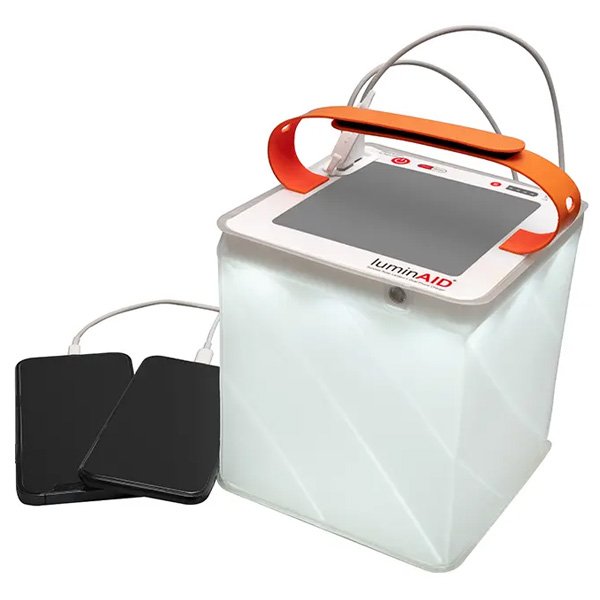 ※北海道・沖縄へは発送できません、ご注文はキャンセルになります。 ソーラー＆USBの2種類の本体充電方式をもつインフレータブルLEDランタン。大容量バッテリーを内蔵した最上級モデルで、便利なモバイルバッテリー機能を搭載。2台のスマホが同時充電可能。アウトドアや防災停電対策に最適です。サイズ：使用時／15×15×15cm、折りたたみ時／15×15×5cm重量：410g本体材質：TPU最高輝度：600ルーメン最長連続点灯時間：130時間（15ルーメン時）バッテリー容量（リチウムイオンバッテリー内蔵）：6000mAh充電方法：USB／2〜2.5時間、ソーラーパネル／約24〜30時間防水・防塵性：IP67照明色：白色、暖色、赤色点灯の種類：スポットライト、明るさ4段階、点滅付属品：本体充電用ケーブル SKU: la-14081 &nbsp; &nbsp; 最終更新: 2026-10-28 15:53:59