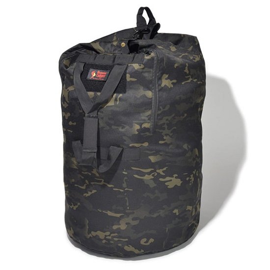 ※北海道・沖縄へは発送できません、ご注文はキャンセルになります。 荒天時の撤収でも、開口部が大きく開くので、大雑把にテントをさっと収納できる大容量のテントキャリオール。内側にはPVC加工の防水布を使用しており、水濡れを気にせず車載できます。トップには独特な留め金を使用し、収納時のシルエットもすっきり。背負うのはもちろん、縦持ち、横持ち、ショルダーストラップを使用して斜め掛けと4WAYでお使いいただけます。※シームテープ処理してありますが、完全防水ではありません。サイズ：直径50×高さ95cm容量：150L素材：600D ポリエステル生産国：中国 ※上の画像は色違いの商品です。 SKU: oc-ocb2012bc &nbsp; &nbsp; 最終更新: 2026-04-03 21:42:55