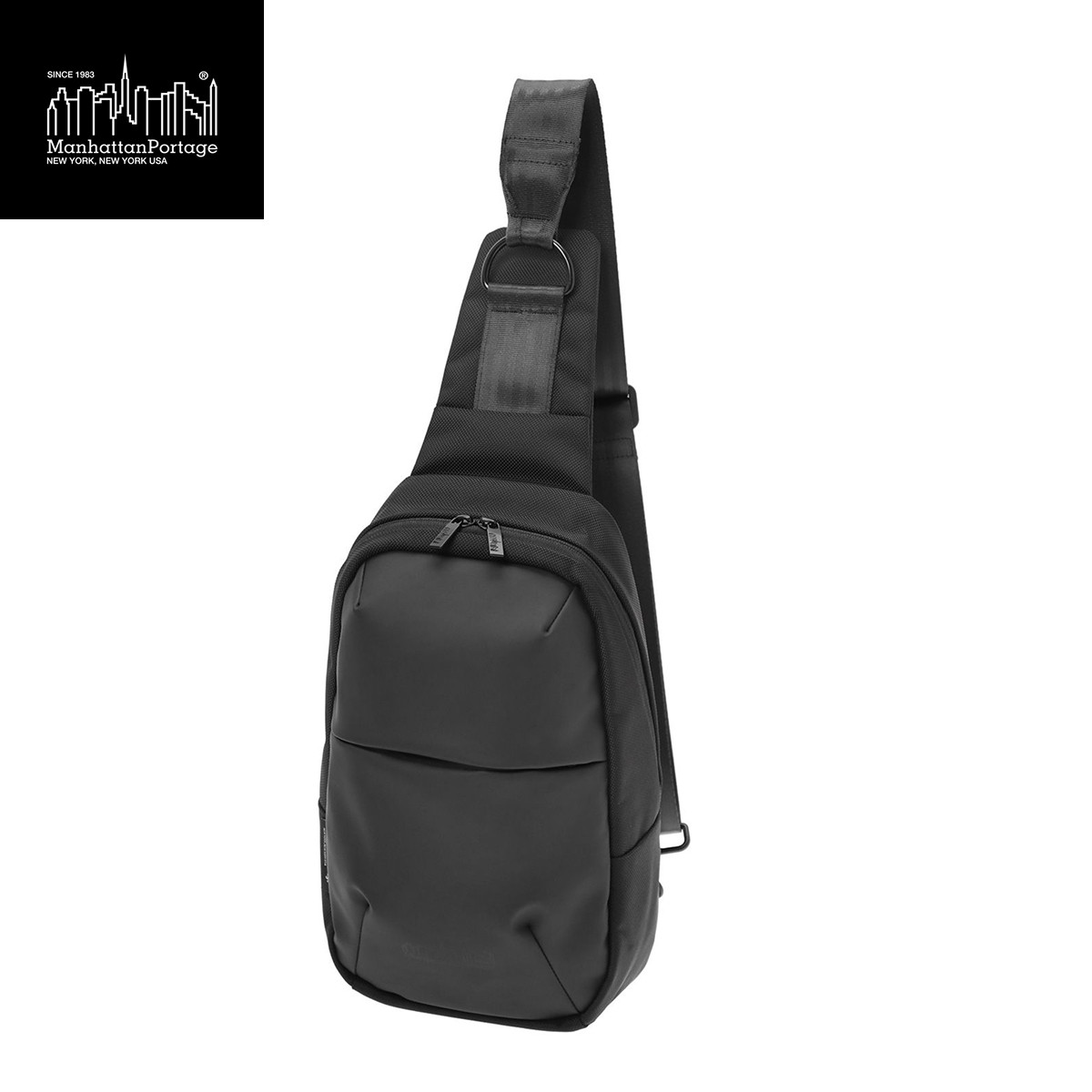 軽量撥水素材と立体設計が特徴のVEGGIE LEATHERワンショルダーバッグポリウレタンコーティングを施した軽量かつ撥水性に優れた「VEGGIE LEATHER」を採用し、マットな質感と独特のハリ感が魅力のワンショルダーバッグ。見た目以上の収納力を備え、500mlペットボトルも余裕をもって収納可能です。フロントポケットには立体設計を採用し、厚みのある荷物にも対応。左右どちらでも装着できるOカン仕様で、シーンや利き手に応じた使い分けが可能です。シックな印象に仕上げたデザインで、幅広いスタイルに対応する実用性の高いモデルです。Manhattan Portageは1983年に創業したメッセンジャーバッグブランドです。多様な文化と日々著しい変化を遂げているニューヨークで今日に至るまでブランドのルーツに基づくプロダクトを一貫して作り続けてきました。Manhattan Portage BLACK LABELはそのルーツを踏襲し、よりアーバンスタイルに合わせたミニマムで洗練されたデザインと機能性を充実させた、オンオフ兼用で使用できる商品を提案しています。Manhattan Portage BLACK LABEL ブランドページへ