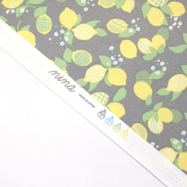 【10cm単位価格】 NINA フルーツ 果物 北欧風 オックス 綿100％ 生地 布 約110cm幅 小泉ライフテックス 142-1365 ゆうパケット2m対応 （ ハンドメイド 手作り かわいい 入園入学 バッグ 手芸 裁縫 巾着 雑貨小物 日本製 ） ポイント3倍