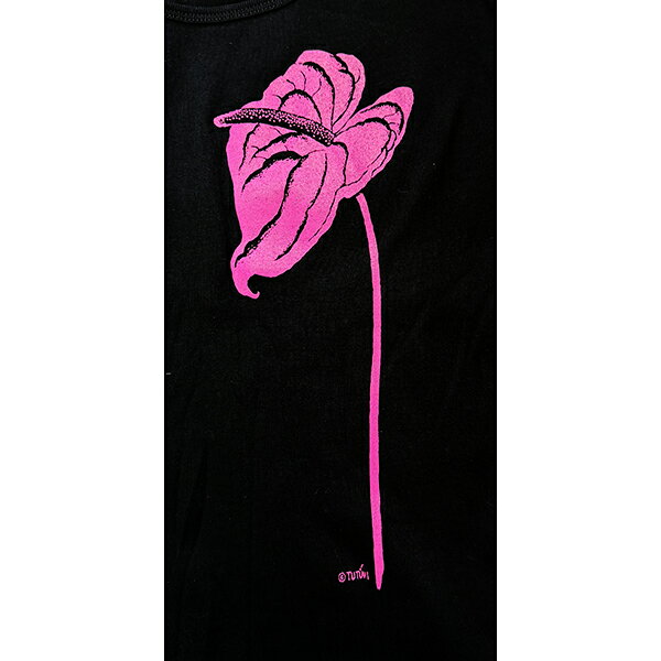 フラダンス トーチジンジャーのフラダンス衣装 tシャツ レッスン　フラ　着やすい　TUT-AN-TOP-FR-BK　TUTUVI　Tシャツ 半半袖　レディースフライスTシャツ　フィットしたレディースライン　伸縮Tシャツ（柄：アンスリウム　色：ブラック・フーシャピンク）｜アングル3