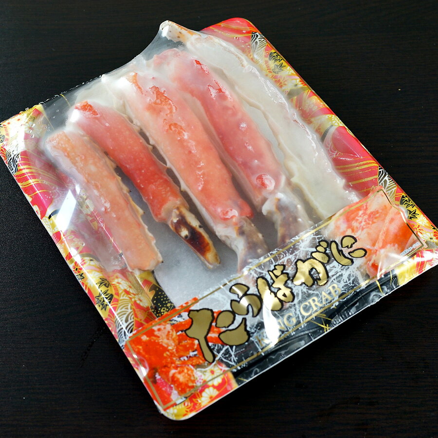 ロシア産の生タラバガニを、食べやすいようにハーフカットしています。 加熱してお召し上がりください。 ※包装不可商品です。 [商品名] ロシア産　生タラバガニハーフポーション [原材料] タラバガニ [内容量] 350g [賞味期限] 約4～5ヶ月 [保存方法] 冷凍保存（-18℃以下で保存） [商品について] 生食用ではありません、加熱してお召し上がりください。 殻および殻の切断面が鋭利になっている場合がございますので、お召し上がりの際はご注意ください。 [栄養成分表示]（可食部100gあたり目安） エネルギー　56kcal、たんぱく質　13.0g、脂質　0.9g、炭水化物　0.2g、食塩相当量　0.9g [加工所] （株）TMフーズ（福岡県福岡市） [販売者] （株）マリネット（福岡県福岡市） 【クール冷凍便にてお届け】 ※冷蔵商品と一緒にご注文・・・2梱包（冷凍便・冷蔵便）にて発送（送料が2梱包分必要となります） ※常温商品と一緒にご注文・・・2梱包（冷凍便・常温便）にて発送（送料が2梱包分必要となります） 梱包が分かれる場合は、送料は1梱包分にて計算されます。2梱包に分かれる場合は、当店にてご注文確認後に送料を訂正させていただきます ■ご購入金額に応じた送料の割引につきましては、自動計算されなくなっております。当店にてご注文確認後に訂正してご案内させていただきます。