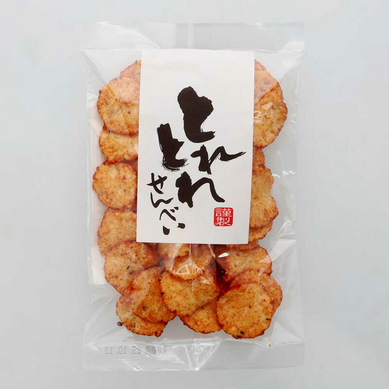 とれとれ市場限定販売！ ※包装不可商品 [商品名] とれとれせんべい　ごまみりん [原材料] 澱粉（国内製造）、たれ（砂糖、みりん、醤油、食塩）、植物油、えび、砂糖、食塩、ごま、蛋白加水分解物／加工澱粉、調味料（アミノ酸等）、着色料（カラメル、紅麹、カロチノイド）、酸化防止剤（V.E）、ミョウバン、甘味料（ステビア）、香辛料抽出物、（一部にえび・小麦・ごま・大豆を含む） ※本製品製造施設では、かに・卵・乳製品・落花生を含む製品を製造しています。 [内容量] 60g [賞味期限] 約1～2ヶ月 [保存方法] 直射日光、高温多湿の場所を避けて保存してください。 開封後はお早目にお召し上がりください。 [栄養成分表示]（100gあたり目安） エネルギー　441kcal、たんぱく質　2.8g、脂質　15.0g、炭水化物　73.8g、食塩相当量　3.6g [製造所] 株式会社　川仁（愛知県知多郡） [販売者] 株式会社　堅田水産（和歌山県白浜町） 【常温便にてお届け】 ※冷蔵商品と一緒にご注文・・・2梱包（常温便・クール冷蔵便）にて発送（送料が2梱包分必要となります） ※冷凍商品と一緒にご注文・・・2梱包（常温便・クール冷凍便）にて発送（送料が2梱包分必要となります） 梱包が分かれる場合は、送料は1梱包分にて計算されます。2梱包に分かれる場合は、当店にてご注文確認後に送料を訂正させていただきます ■ご購入金額に応じた送料の割引につきましては、自動計算されなくなっております。当店にてご注文確認後に訂正してご案内させていただきます。