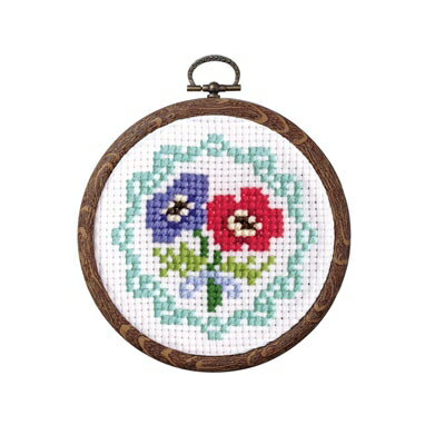 ●キット内容：25番刺繍糸、刺しゅう布(No.3000布、ジャバクロス中目・オフホワイト)、ししゅう針(クロス針)、おしゃれフープ(P-112木目)、カラー図案付説明書。●難易度：E(初級者向け)●出来上がりサイズ：額内径10.5cm●オリムパス刺繍布No.3000(ジャバクロス、オフホワイト)使用●布目数：9カウント(1インチ≒2.54cmあたり9目、10cmあたり約35目、3枚目の画像参照)子供さんにおすすめ！手芸キット一覧へ※店頭併売品につき、Web上の在庫と実際の在庫が一致せず、取り寄せ(通常数日〜1週間程度)となる場合があります。その際には注文確認時にメールにてご連絡差し上げます。製作時間の目安：3〜4時間!!初心者の方でも楽しめるかんたんクロス・ステッチキットの登場です。クロス刺繍キット一覧へ シリーズ一覧へ子供さんにおすすめ！手芸キット一覧へ