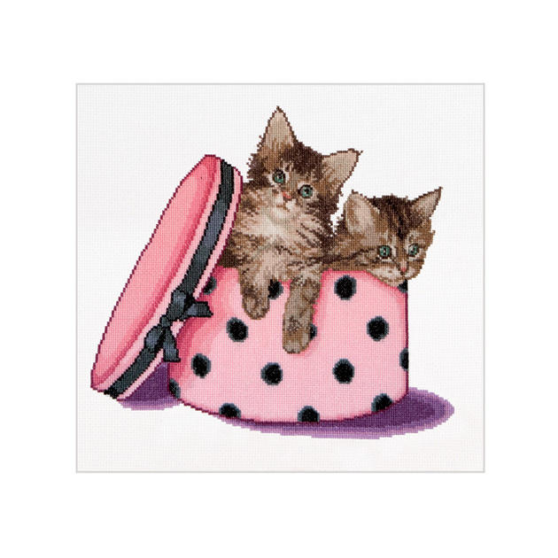 【はじめにご覧ください】→輸入(取り寄せ)刺繍キットの納期について ○サイズ：31×30cm (刺繍部分だけでなく、余白を含んだサイズになります。)○キット内容：16カウント(1cm約6目)アイーダ刺繍布(白)、刺しゅう糸、針、図案、簡単な日本語説明。○ステッチ：1本取り○難易度：中級者向け○オランダ製 (Made in Holland)●刺繍布について：本商品は綿アイーダのみとなります。●納期について：オランダからの取り寄せのため、納期は40〜80日程度を予定しております。ご注文後のキャンセルや変更を承ることはできませんので、予めご了承ください。●額縁について：本商品専用額縁の製造、販売はございません。※本商品画像デザインの無断転用及び複写は禁じられています。このキットは、オランダのテアグーベルヌール夫人のデザインによるものです。糸が一本取りであるがゆえに、繊細で上品な出来上がりとなります。一本取りはあまりなじみがありませんが、慣れてくると案外扱いやすいのでびっくりします。是非テアグーヴェルヌールのアーチスティックな世界をお楽しみくだい。このキットは、オランダのテアグーベルヌール夫人のデザインによるものです。 糸が一本取りであるがゆえに、繊細で上品な出来上がりとなります。 一本取りはあまりなじみがありませんが、慣れてくると案外扱いやすいのでびっくりします。 是非テアグーヴェルヌールのアーチスティックな世界をお楽しみくだい。Thea Gouverneur刺繍キット一覧へ クロスステッチ刺繍キット一覧へ