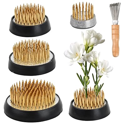 生け花 剣山 丸剣山 ゴムリング付き 4点セット 掃除道具付き フラワーアレンジメント 材料 滑り止 華道 道具 初心者から上級者まで適しています 陶器 花器を傷つけないブランド色ゴールドモデル301-68377商品説明【商品概要】【フラワー剣山セット】底径22mm、36mm、43mm、55mmの4種類のフラワーホルダーがセットになっています。お手入れに便利なクリーニングツールも付属しています。お好みに合わせて植物を挿せるので、様々なフラワーアレンジメントのニーズにお応えします。【高品質素材】耐久性のあるステンレススチールと銅製のピンを使用しているため、剣山は安定性があり、水中でも使用できます。底部のゴムパッキンが滑りを効果的に防止し、花瓶を傷から守ります。【使い方簡単】初心者の方にも最適です。植物の茎を真鍮のピンに挿し、水に浸すだけで、印象的なフラワーアレンジメントが完成します。テーブルや棚に置いて飾ることもできます。【幅広い用途】ヴィンテージスタイルでデザインされており、リビングルーム、キッチン、温室、庭園、ホテル、結婚式、フラワーコースなどの装飾に最適で、環境に優雅さを加えます。【ギフトに最適】これらのフラワー剣山セットは、ガーデニング愛好家へのギフトに最適です。日常的にフラワーアレンジメントを楽しむ方だけでなく、フラワーアレンジメントの初心者の方にも最適です。【商品説明】商品説明: フラワーアレンジメントがお好きな方には、フラワー剣山セットが最適です。 シンプルなデザイン、使いやすいピンホルダー、そして丈夫なピンスタンドが、クリエイティブなフラワーアレンジメントの確かな土台となります。 商品詳細: カラー: ゴールド 形状: 円形 素材: ステンレススチール、銅、ゴム サイズ 1: 約 5.5 x 5.5 x 2.2 cm サイズ 2: 約 4.3 x 4.3 x 2 cm サイズ 3: 約 3.6 x 3.6 x 1.8 cm サイズ 4: 約 2.2 x 2.2 x 1.7 cm クリーニングブラシサイズ: 約 10 cm パッケージサイズ: 約 1.5 x 2.2 x 1.7 cm 14 x 12 x 4 cm パッケージ重量: 428g パッケージ内容: 花剣山 4個 クリーニングツール 1個 特徴： 異なるサイズ（23mm、34mm、40mm、50mm）のフラワーフロッグ4個セット。様々な花や植物に合わせることができ、お客様のニーズを満たします。 異なるサイズは様々な花の組み合わせに適しており、創造性を最大限に発揮して、自分だけのフラワーベースを作ることができます。 このフラワーフロッグは、高級クラブ、庭園、フラワーショップ、ティールーム、ホテル、高級住宅などのフラワーアレンジメントアート装飾に最適です。 ご注意： 撮影時の照明、カメラ、ディスプレイの設定などにより、写真の色が実際の商品と多少異なる場合があります。 商品のサイズは手作業で計測しているため、若干の誤差が生じる場合がございます。 パッケージにはフラワーホルダーのみが含まれており、その他のアイテムは写真撮影用の小道具としてのみ使用されており、商品には含まれていません。【商品詳細】商品種別：剣山商品名：生け花 剣山 丸剣山 ゴムリング付き 4点セット 掃除道具付き フラワーアレンジメント 材料 滑り止 華道 道具 初心者から上級者まで適しています 陶器 花器を傷つけない製造元：色：ゴールド【当店からの連絡】