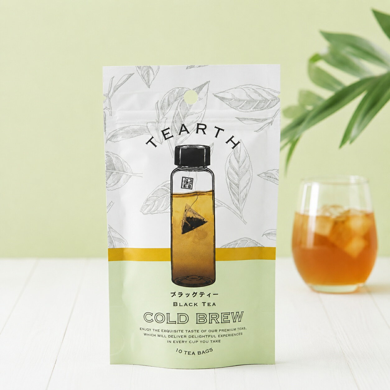TEARTH (ティーアース) は2017年に世界に向けて誕生した大阪発の茶葉専門店です。高品質で美味しい茶葉を厳選し、安心・安全をモットーに女性目線で作られた心や体に優しいティーバッグ。スリランカ高地ディンブラのストレートティー。すっきりと澄んだ香りとキレのある喉ごしで、暑い日に心地よい無糖の水出しアイスティーです。 名称紅茶 原材料名紅茶 内容量40g（4g×10個） 保存方法直射日光、高温多湿を避けて保存してください。開封後は清潔な容器で冷蔵保存し、当日中にお飲みください。 原産国名スリランカ 輸入者株式会社Tearth　大阪府八尾市宮町5-6-27 カフェイン抽出液100mlあたり 10.4mg 【検索用キーワード】 ブラックティー / ストレートティー / ストレート / ディンブラ / 無糖 / 水出し紅茶 / 水出し / 水出しOK / 冷茶 / アイスティー / コールドブリュー / コールドブリューティー / 紅茶 / ティーバッグ / ティーパック / 個包装 / 紅茶専門店 / セイロン / セイロンティー / スリランカ / マイボトル / 水筒 / ボトル / 500ml / オフィス / 食卓 / TEARTH / ティーアース / 夏ドリンク / 夏の飲み物 / 冷たい飲み物 / 冷たい / アイス / アイスドリンク / 水出し茶 / 水だし / 水出しポット / ポット / ピッチャー / 氷 / グラス / 冷蔵庫 / 喉ごし / さっぱり / 爽やか / すっきり / 簡単 / 時短 / お茶 / ドリンク / 飲み物 / 夏ギフト / お試し / ティーバック / プレゼント / ギフト / プチギフト / 贈答品 / おすすめ / 送料無料 / 御祝 / 御礼 / 御挨拶 / 粗品 / お土産 / 手土産 / 贈りもの / お返し / 内祝い / お祝い / 母の日 / 父の日 / 敬老の日 / 誕生日 / バレンタイン / ホワイトデー / クリスマス / 御中元 / お中元 / 暑中見舞い / 残暑見舞い / お歳暮 / 30代 / 40代 / 50代 / 女性 / 男性 / 家族 / 夏 / 春 / 新生活 / おうち時間 / リラックス / 人気 / ランキング / 2026水出し紅茶のかんたんな作り方 STEP 1　清潔な容器にティーバッグを1個入れ、水500mlを注ぎます。 STEP 2　冷蔵庫で2時間以上冷やします。抽出時間はお好みで調整してください。 STEP 3　ティーバッグを取り出したら、おいしい水出し紅茶の完成です。 ※冷蔵庫で保存し、開封後・抽出後は当日中にお飲みください。