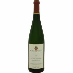 Zeltinger Schlossberg Riesling Spatlese Selbach-Osterゼルバッハ オスター （詳細はこちら）生産者：ゼルバッハ家は、ベルンカステル地区ツェルティンゲン村に有り、1661年より葡萄栽培を行う伝統ある醸造所で350年の歴史を持つ名門です。以前はケラーライ（葡萄、ワイン を買い付けて、醸造、瓶詰め、販売を専門にする業者）やコミッショナー（仲買人）の仕事が中心で、自家所有の畑は僅かでした。現当主であるヨハネス氏の祖父の時代から国内の専門店では、ケラーライとしての高い評価と信頼を得、輸出も行っていました。 1964年以降は、自社畑も少しずつ拡張。現オーナーのヨハネス氏はアメリカで経営、特にマーケティングについて学び89年に帰郷。その後、醸造所の運営に参加し、現在は彼の父のハンス氏、妻のバーバラさんと共同で醸造所を運営しています。 平均樹齢40年のブドウを使用した、はつらつとした酸と甘味とのバランスが素晴らしい逸品。 畑：総面積16ha、単一畑、急斜面、リースリング98％・ピノブラン2％、スレート粘板岩（シーファー） 栽培・収穫：手摘み、平均樹齢40年 醸造・熟成：自然酵母使用、地下倉庫にて低温発酵、主に古いフーダー樽（1，000L）とステンレスタンク 受賞歴：2003 ワイン アドヴォケイト 89pt (No.156 Dec 2004) 2006 ワイン スペクテーター 91pt (Feb 29 2008) 2006 ワイン アドヴォケイト 89pt (No.179 Oct 2008) 2007 ワイン スペクテーター 90pt (Oct 15 2008) 2007 ワイン アドヴォケイト 90pt (No.183 Jun 2009)750mlリースリングドイツ・モーゼルモーゼルQMP甘口白他モールと在庫を共有しているため、在庫更新のタイミングにより、在庫切れの場合やむをえずキャンセルさせていただく場合もございますのでご了承ください。株式会社飯田