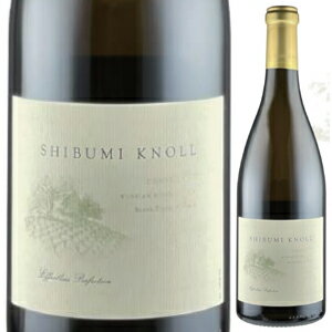 Chardonnay Buena Tierra Vineyard Shibumi Knoll Vineyardsシブミ ノール ヴィンヤーズ （詳細はこちら）シブミ ノールの看板ワイン。1978年植樹。ロシアン リヴァー ヴァレーで最も古いヴィンヤードの一つ。ロキオリ ヴィンヤードの南東2.4キロ、ラグーナ リッジの低い丘陵地帯に位置する由緒のあるヴィンヤード。水はけのよい砂質粘土ローム土壌で朝夕に海からの涼しい霧が入り日中の日照量は豊富。シブミ ノールが契約する区画は樹齢50年を超える。仏産樽14カ月熟成（新樽比率 50%）パイナップル、アプリコットに甘いリンゴの香り、口中では蜜柑に桃やネクタリン等ストーンフルーツの爽やかでリフレッシュする味わい。750mlシャルドネアメリカ・カリフォルニア・ソノマ・ノーザン ソノマロシアン リヴァー ヴァレーAVA白他モールと在庫を共有しているため、在庫更新のタイミングにより、在庫切れの場合やむをえずキャンセルさせていただく場合もございますのでご了承ください。株式会社中川ワイン