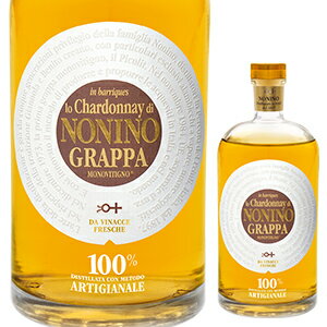 Grappa Monovitigno Lo Chardonnay Barriques Noninoノニーノ （詳細はこちら）1897年創業。1973年に、創設者のひ孫であるベニート・ノニーノと妻のジャンノーラが、品質の優れた単一品種のヴィナッチャ（ブドウの搾り滓）を伝統的単式蒸留器で蒸留し、香り高い高品質なグラッパを美しい瓶に詰めて発売しました。これは後に『グラッパ革命』と呼ばれ、現在のグラッパのイメージを形づくるものとなりました。以来、素材の風味を引き出した、高品質なグラッパや蒸留酒を世界へ届けています。厳選されたシャルドネの搾り滓を蒸留し、バリック（小樽）で12ヶ月熟成させることにより、淡い琥珀色に色づいたシャルドネのグラッパです。パンやバニラ、ペーストリー生地を思わせる洗練されたエレガントな香りで、口に含むとチョコレートやアーモンドのニュアンスが感じられます。2000mlシャルドネイタリア・フリウリ ヴェネツィア ジュリアグラッパグラッパ他モールと在庫を共有しているため、在庫更新のタイミングにより、在庫切れの場合やむをえずキャンセルさせていただく場合もございますのでご了承ください。モンテ物産株式会社