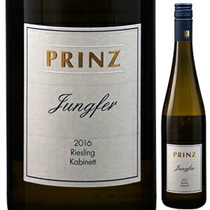 Jungfer Kabinett Prinzプリンツ （詳細はこちら）南-南東向きの畑、「ユングファー」からのカビネット。粘板岩が多く、ミネラル感とフレッシュさがより秀でています。収穫は10月の初旬から中旬にかけて行われます。カビネットはフレッシュで軽やかなスタイルを大切にしているため、早めの時期に収穫を行います。プレスした後、ステンレスタンクで約4週間アルコール発酵を行います。収穫の翌年の1月末まできれいな澱とともに寝かせ、ボトリングします。白い花の華やかなアロマの中にかすかにスパイシーな要素。新鮮な青リンゴのニュアンスも感じられます。「のどの渇きを癒すようなカビネットを造りたい。夜にテラスで風をあたりながら、ビールを飲むより心地良い。」とフレート　プリンツは話していました。750mlリースリングドイツ・ラインガウ白&nbsp;g/L&nbsp;8.6999999999999993g/L&nbsp;&nbsp;※記載の数値は68.7ヴィンテージのものです他モールと在庫を共有しているため、在庫更新のタイミングにより、在庫切れの場合やむをえずキャンセルさせていただく場合もございますのでご了承ください。株式会社稲葉