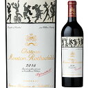 Mouton Rothschild Mouton Rothschildシャトー ムートン ロートシルト （詳細はこちら）2016年ヴィンテージのラベル作品制作をウィリアム・ケントリッジに依頼しました。同氏は、絵画・彫刻作品はもちろん、映像制作や舞台演出といった分野でもその名を知られます。ケントリッジは、1955年、南アフリカのヨハネスブルグで生まれました。ムートンのラベル・コレクション初となるアフリカ大陸出身アーティストです。彼の作品は世界の著名美術館に迎えられ、数々の名誉ある賞を獲得しています。「ポリティカル・アート」と自認すると同時に、作品にはユーモアとポエジーがあふれています。ムートンのラベル作品に描かれたのは「バッカスの勝利」。ティツィアーノからマティスまで、巨匠たちの作品に登場する、酒に酔いしれる人々。彼らを想起させるシルエットが陽気にパレードする場面をとらえています。750mlフランス・ボルドー・メドック・ポイヤックメドック格付け 第1級シャトー ムートン ロートシルト (ポイヤック)PAUILLAC赤他モールと在庫を共有しているため、在庫更新のタイミングにより、在庫切れの場合やむをえずキャンセルさせていただく場合もございますのでご了承ください。株式会社ヴィントナーズシャトー ムートン ロートシルト シャトー ムートン ロートシルトMouton Rothschild Mouton Rothschild生産者情報シャトー ムートン ロートシルト Mouton Rothschildシャトー ムートン ロートシルトは、100年以上も変更されることのなかった1855年のメドックの格付け。それを覆し、第1級に格上げされた唯一のシャトーです。ユダヤ系の大富豪ロスチャイルド家がこのシャトーを買収したのは、1853年のこと。ところが、その2年後のメドックの格付けで、必ず1級を取ると思われていたムートンは、2級に格付けされてしまいました。これに奮起したロスチャイルド家は、「1級にはなれないが2級には甘んじれぬ、ムートンはムートンなり」と言い放ち、畑、醸造技術、熟成方法などに改良を加え、1級になるために様々な働きかけを行ってきました。118年後の1973年、4世代にわたる努力の末、 シャトー・ムートンは悲願の昇格を果たします。その時、「われ1級になりぬ、かつて2級なりき、 されどムートンは昔も今も変わらず」という名句を残したという、有名な逸話が残されています。シャトー ムートン ロートシルトは5大シャトーの中では、最も豪勢なワインと言われています。 カベルネ ソーヴィニヨンの比率が高く、飲み頃になるまでに時間がかかる長期熟成型のワインです。エレガントなブーケと豊かなボディを持った比類ないワイン。シルクのようなきめ細かさ、アーモンドとすみれの香りを秘めたエレガントな芳香、そして酸味とコクの結びついたバランスの良さは、理想の赤ワインが備えている全ての条件をくまなく発揮しています。