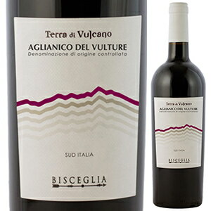 Aglianico del Vulture Terra di Valcano Biscegliaビシェリア （詳細はこちら）カンパーニャとは異なるアリアニコ　2002年、ヴルトゥレの中央にあるラヴェッロ村に5 haの畑を購入した事から、ビシェリア社はスタートした。このラヴェッロという古い村は、チッタ・デル・ヴィーノ（ワインの街の意味）と呼ばれる美しい村で、葡萄栽培に最適な比較的豊かな土壌が広がる。　現在はバジリカータのみならず、近隣のプーリア、カンパーニャにも畑を買い足し、40haまで広げる事に成功している。アリアニコ・デル・ヴルトゥレの東側地域　DOCアリアニコ・デル・ヴルトゥレは南イタリアを代表する偉大な赤ワインの一つ。もう一つの偉大なアリアニコであるタウラージと並び、長期熟成が可能な、力強いワインを産み出す。　死火山であるヴルトゥレ山の麓、300〜700mまで幅広い丘陵地帯で栽培されている。横に長いDOCは、東西では全く異なる個性のワインを産み出す。　カンパーニャ寄りの西側地域、は標高が500〜700mの高地で、冷涼な区画。ヴルトゥレ山の影響があり、溶岩が固まって造られた、火山性土壌が強く表れる。ここから産まれるワインは、酸もタンニンも厳しい物となる。　プーリア寄りの東側地域は、標高が300〜500m程度でやや温暖な気候。粘土質とカリウムが混ざる石灰質土壌で、果実味が豊かで親しみやすいワインとなる。　ビシェリア社は丁度、境い目のラヴェッロ村に位置するが、東側の特徴が多く表れている日本人建築家が手掛けたセラー　ビシェリア社のセラーは、一度訪れると忘れる事のできない印象的な造りとなっている。　実はここ、イタリアで活躍する日本人建築家「森ひかる」さんが最初に手掛けたワイナリー。彼女は近年、カンパーニャのフェウディ・ディ・サン・グレゴリオ社のセラーをデザインし、ニューヨーク・タイムズなどで紹介をされた注目株。現在、イタリア産業界からのオファーを多数、受けている。低温にてマセレーション醗酵する事で、柔らかなタンニンを摘出する。その後、ステンレクタンクにて12ヶ月の熟成。アールグレイ、ドライトマト、ドライフルーツの香り。柔らかみのある渋みが心地良い。750mlアリアーニコイタリア・バジリカータアリアニコ デル ヴルトゥレDOC赤他モールと在庫を共有しているため、在庫更新のタイミングにより、在庫切れの場合やむをえずキャンセルさせていただく場合もございますのでご了承ください。光が丘興産株式会社