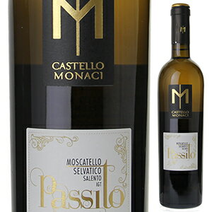 Passito Moscatello Selvatico Ssalento Castello Monaciカステッロ モナチ （詳細はこちら）鮮やかな黄金色にオレンジの花やセージを思わせるフローラルなブーケ。 カラメルに漬かったアプリコットや桃などのフルーツの味わいに、フレッシュさも感じられる余韻があとに残ります。パティスリーやビスケットなどの菓子類はもちろん、熟成チーズやハチミツ、ジャムと合わせてもお楽しみいただけます。500mlモスカテッロ セルヴァティコイタリア・プーリア・レッチェ県サリチェ・サレンティーノパッシートIGT甘口白他モールと在庫を共有しているため、在庫更新のタイミングにより、在庫切れの場合やむをえずキャンセルさせていただく場合もございますのでご了承ください。モンテ物産株式会社パッシート モスカテッロ セルヴァティコ サレント カステッロ モナチPassito Moscatello Selvatico Ssalento Castello Monaci生産者情報カステッロ モナチ Castello Monaciプーリア州サリチェ・サレンティーノ地方の美しいカステッロ・モナチ農園の中にブドウ畑をもつワイナリーがカステッロ・モナチ社です。古城を改築したプーリア随一の美しいホテルとレストランを併設ワイナリーには古城を改築したプーリア随一とも言われる美しいホテルやレストランがあり、ワインと共にプーリアの豊かな自然と食材を楽しめる最高の施設が整っています。創業は1975年とまだ若いワイナリーですが、このサレンティーノで1804年にさかのぼる、歴史的には古いルーツをもっています。ラベルに描かれた代々伝わる鎧と6つのレモンは、その歴史と高貴さを表現しています。14世紀の城に住んでいたシトー派の僧侶にちなんで"カステッロ・モナチ"と名付けられました。ワイナリーの総敷地面積は220ヘクタールで、そのうち65ヘクタールがブドウ畑で、近く100ヘクタールに拡大される予定です。このブドウ畑で栽培されているブドウ品種は、ネグロアマーロやプリミティーヴォに加え、シャルドネ、メルロー、カベルネ・ソーヴィニョン、ピノ・ネロのような国際品種も栽培されています。造られるワインはその安定した品質とコストパフォーマンスの良さでレストランやエノテカなどに絶大な支持を受けています。